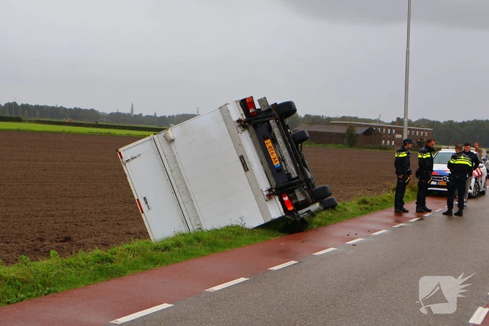 Bakwagen gekanteld weg afgesloten