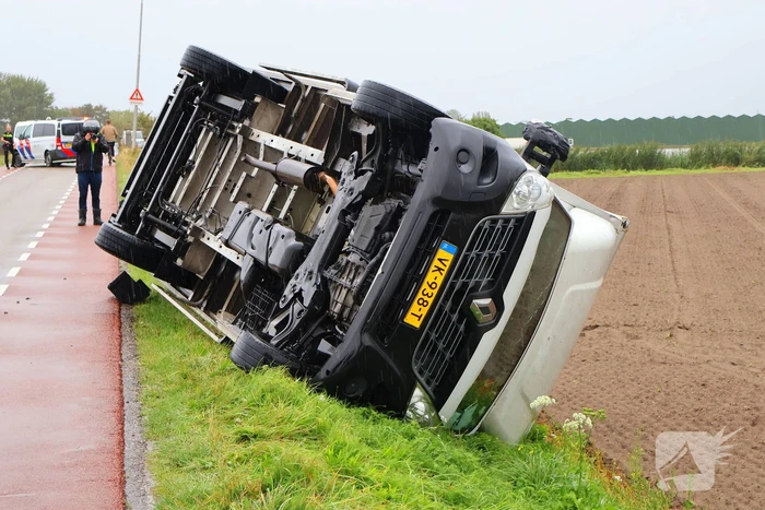 Bakwagen gekanteld weg afgesloten