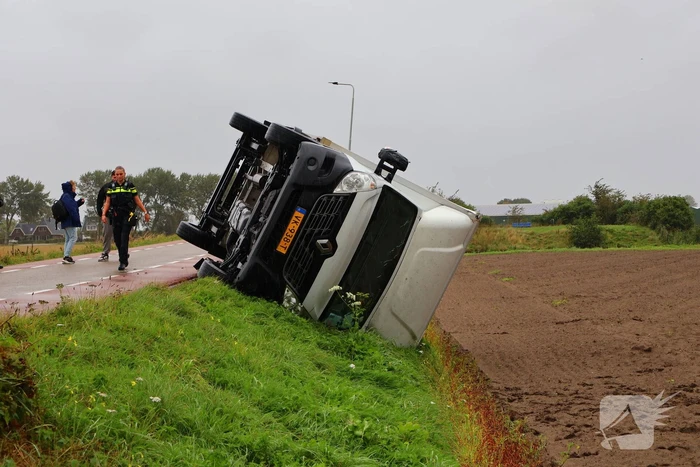Bakwagen gekanteld weg afgesloten