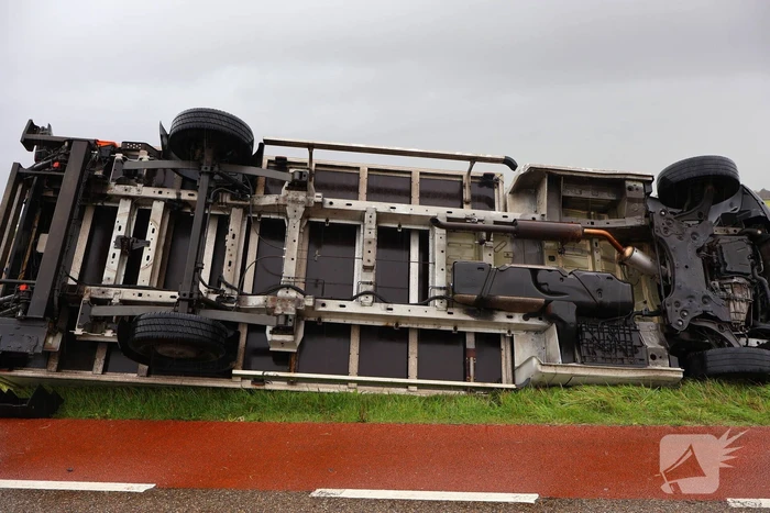 Bakwagen gekanteld weg afgesloten