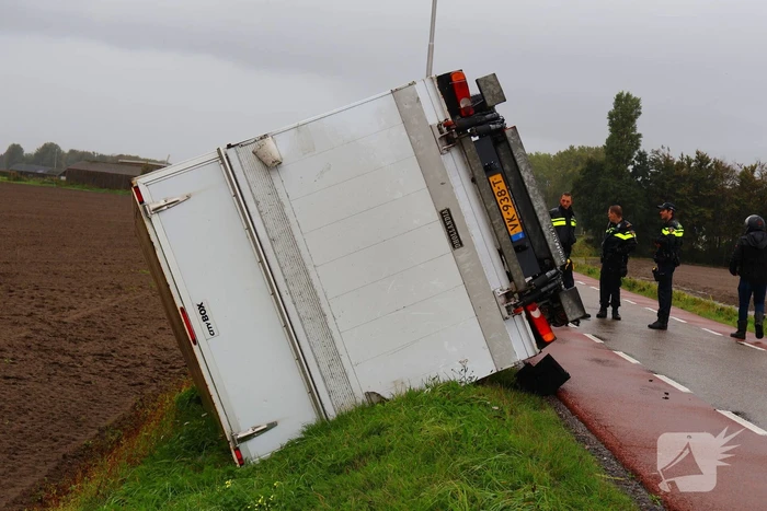Bakwagen gekanteld weg afgesloten