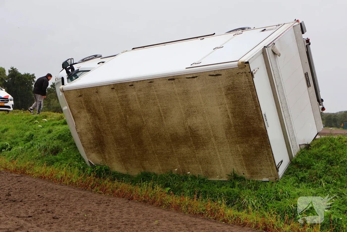 Bakwagen gekanteld weg afgesloten