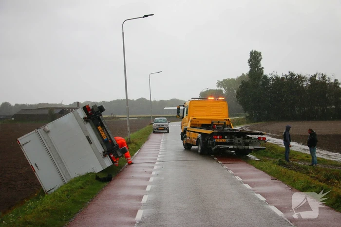 Bakwagen gekanteld weg afgesloten