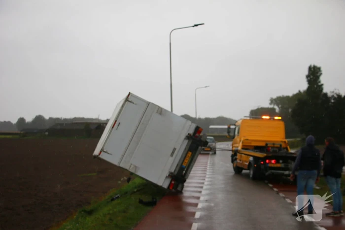 Bakwagen gekanteld weg afgesloten