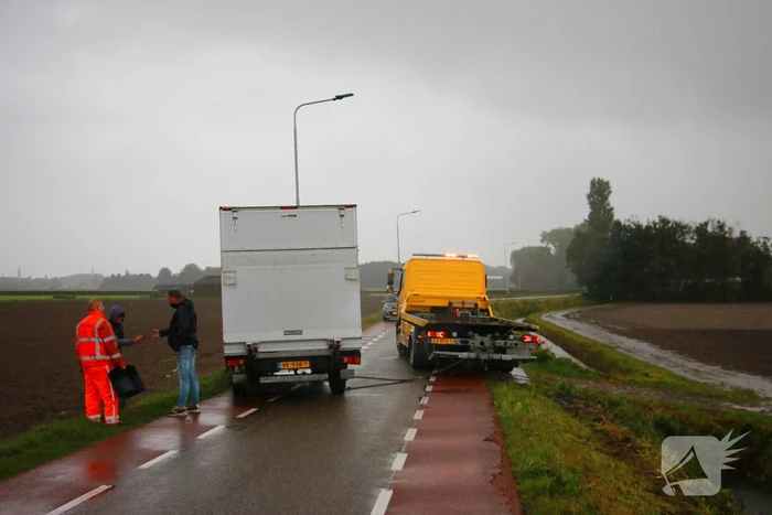 Bakwagen gekanteld weg afgesloten