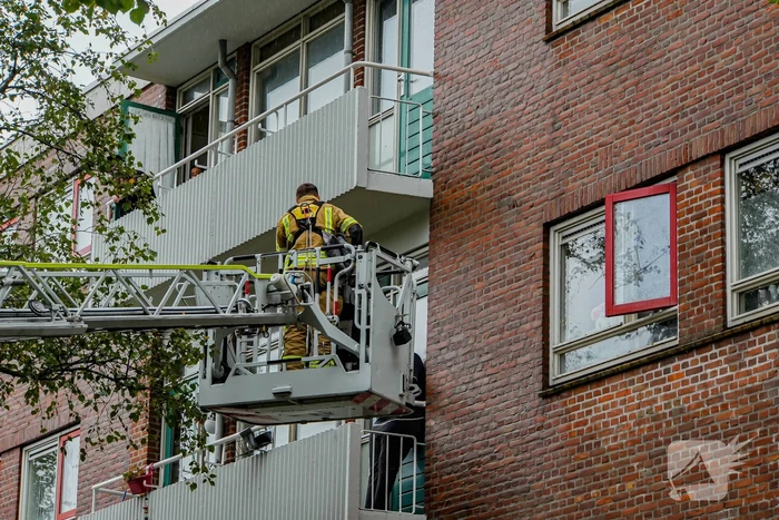 Bewoner vast op balkon, brandweer doet open