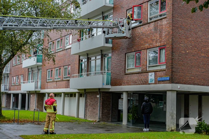 Bewoner vast op balkon, brandweer doet open