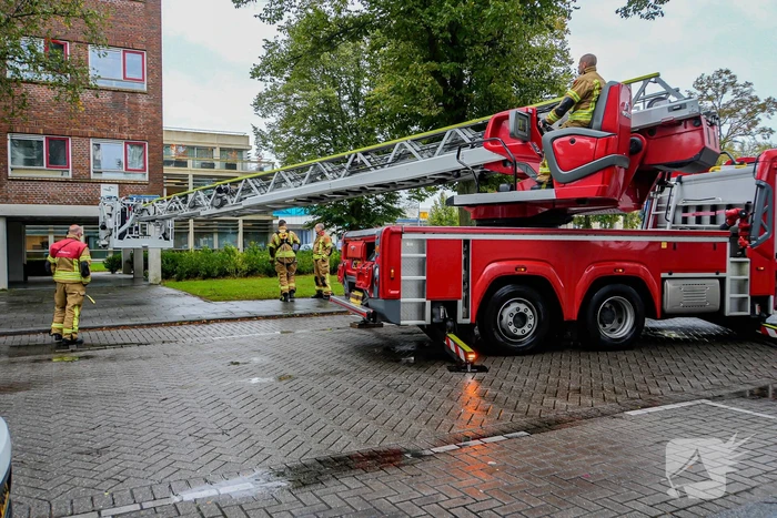 Bewoner vast op balkon, brandweer doet open
