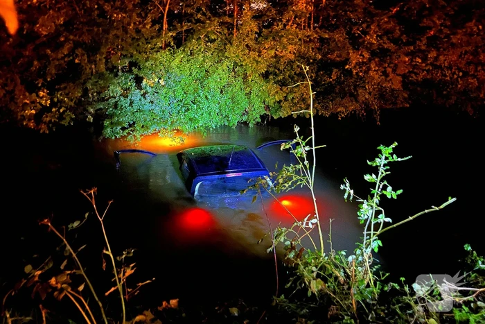 Zoekactie nadat auto in sloot belandt
