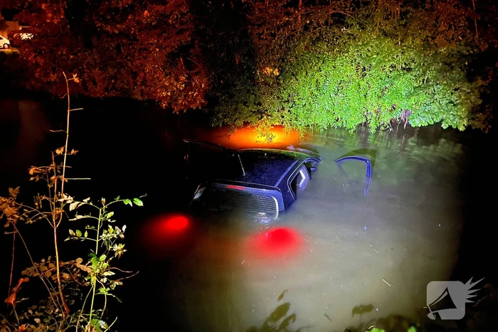 Zoekactie nadat auto in sloot belandt