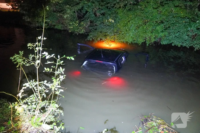 Zoekactie nadat auto in sloot belandt