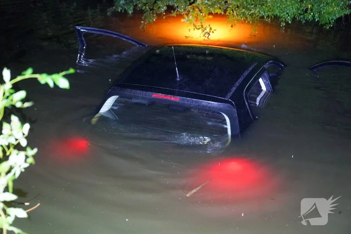 Zoekactie nadat auto in sloot belandt