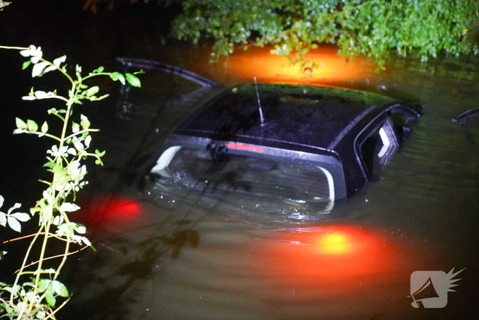 Zoekactie nadat auto in sloot belandt