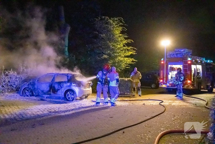 Geparkeerde auto verwoest door brand