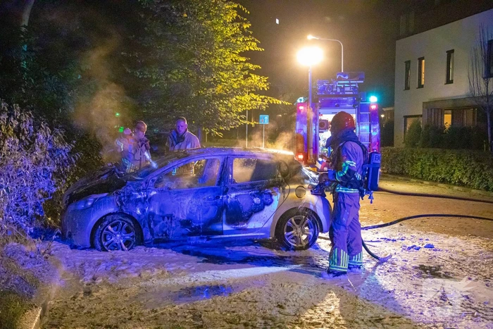 Geparkeerde auto verwoest door brand
