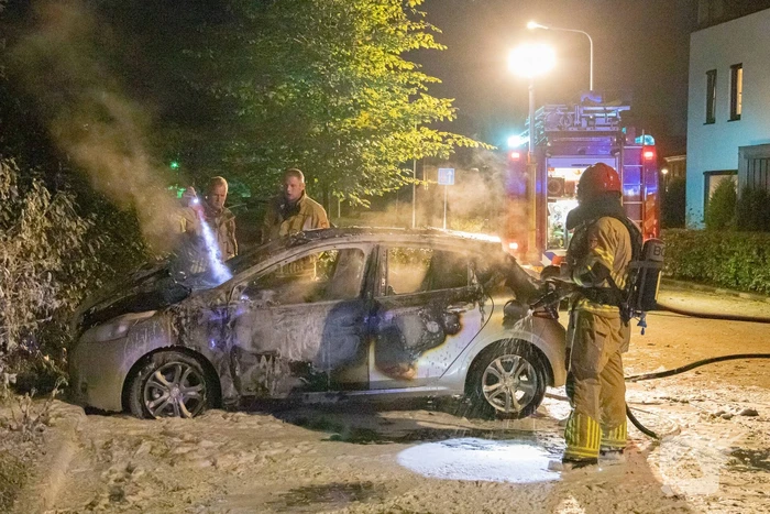 Geparkeerde auto verwoest door brand