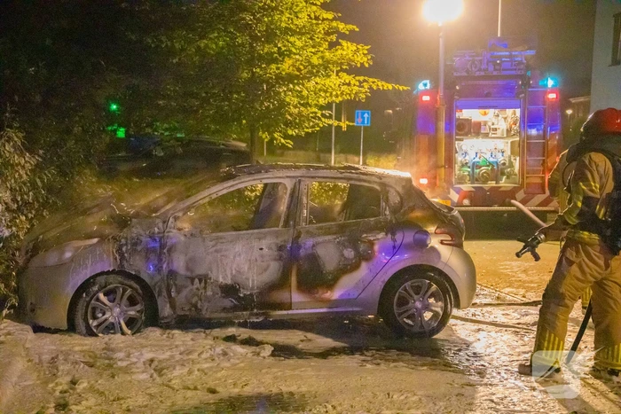 Geparkeerde auto verwoest door brand