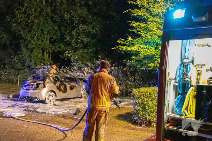 Geparkeerde auto verwoest door brand