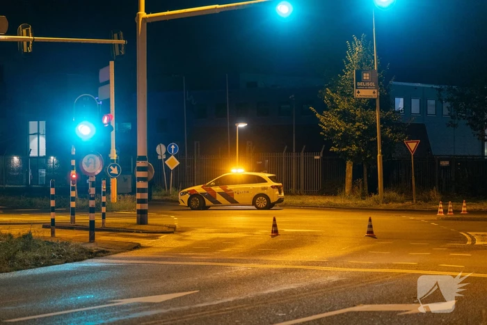 Automobilist verliest macht over stuur en klapt op lantaarnpaal