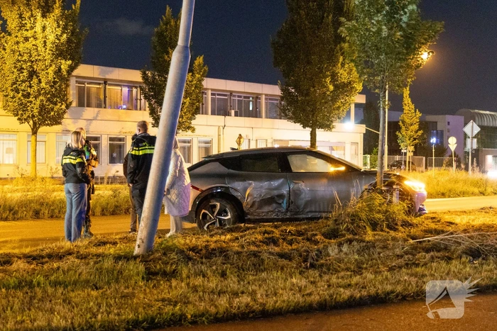 Automobilist verliest macht over stuur en klapt op lantaarnpaal