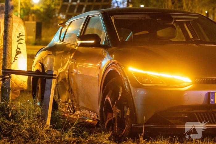 Automobilist verliest macht over stuur en klapt op lantaarnpaal
