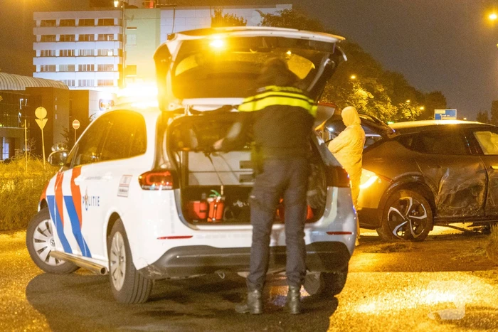 Automobilist verliest macht over stuur en klapt op lantaarnpaal