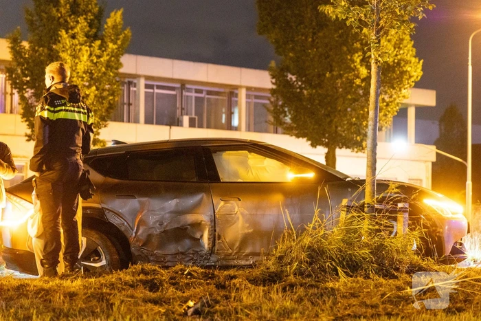 Automobilist verliest macht over stuur en klapt op lantaarnpaal