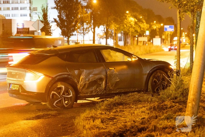 Automobilist verliest macht over stuur en klapt op lantaarnpaal