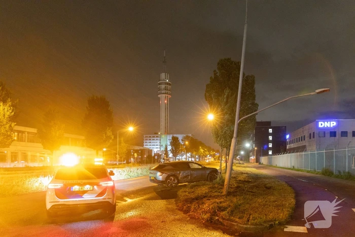 Automobilist verliest macht over stuur en klapt op lantaarnpaal
