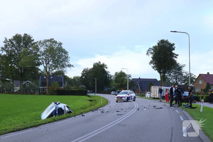 Ravage na botsing tussen drie auto's