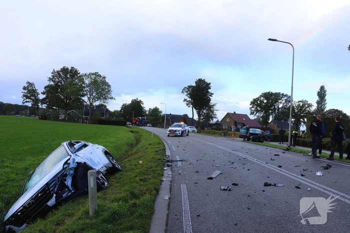 Ravage na botsing tussen drie auto's