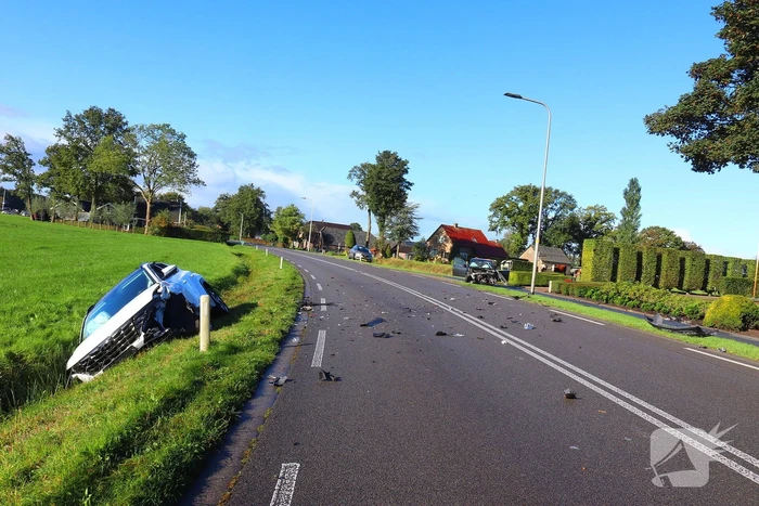 Ravage na botsing tussen drie auto's