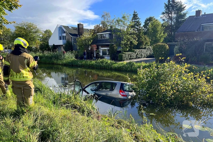 Bestuurster ramt boom en belandt in sloot