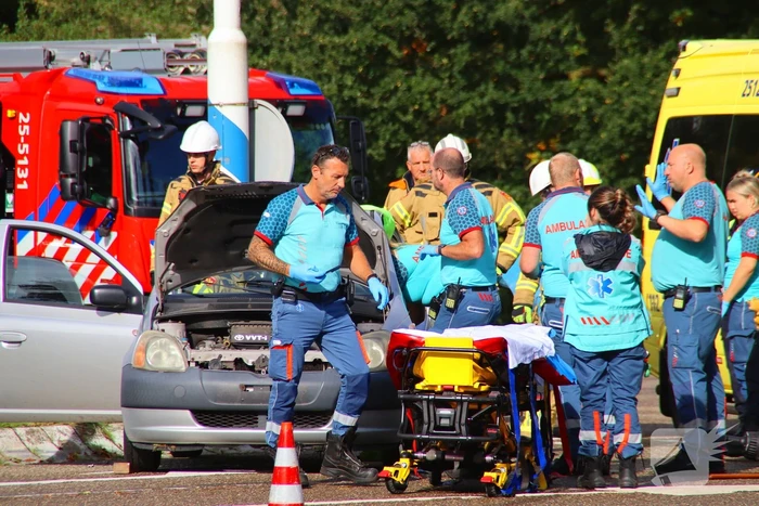 Beknelde bestuurder bevrijdt na harde botsing