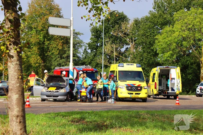Beknelde bestuurder bevrijdt na harde botsing