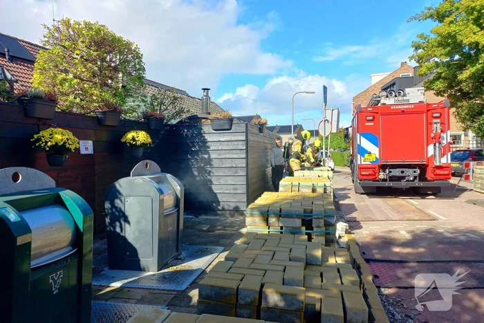 Brandweer laat ondergrondse container vollopen met water om brand te doven