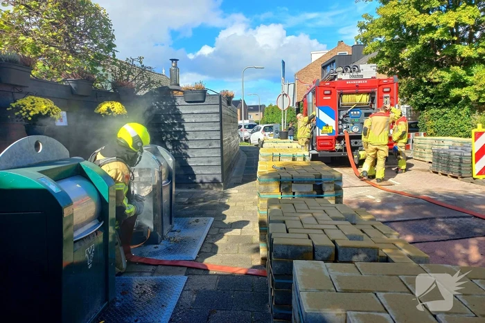 Brandweer laat ondergrondse container vollopen met water om brand te doven