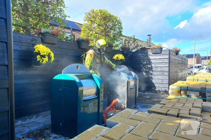 Brandweer laat ondergrondse container vollopen met water om brand te doven