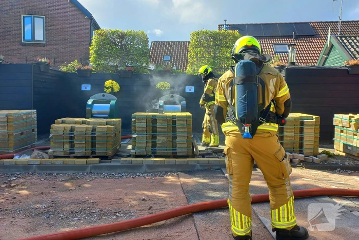 Brandweer laat ondergrondse container vollopen met water om brand te doven