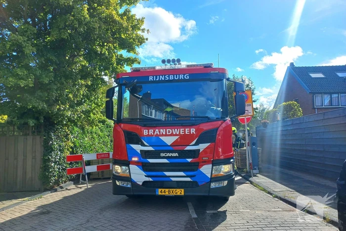 Brandweer laat ondergrondse container vollopen met water om brand te doven