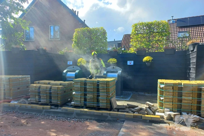 Brandweer laat ondergrondse container vollopen met water om brand te doven