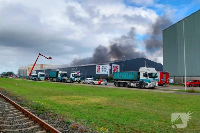 Forse rookontwikkeling bij grote brand in havengebied