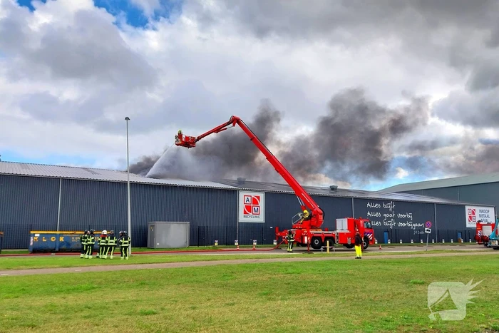 Forse rookontwikkeling bij grote brand in havengebied
