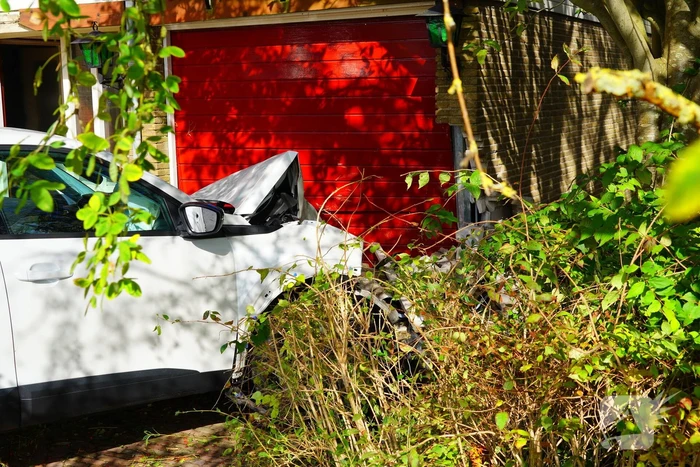 Automobilist rijdt tegen garage muur