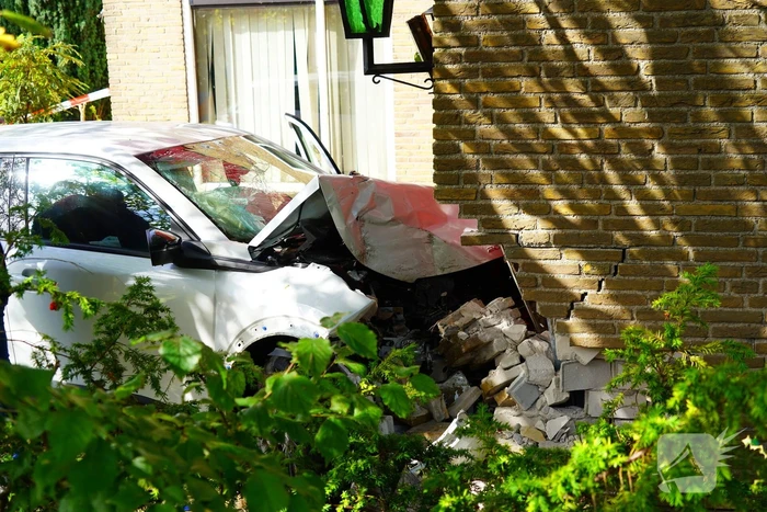 Automobilist rijdt tegen garage muur