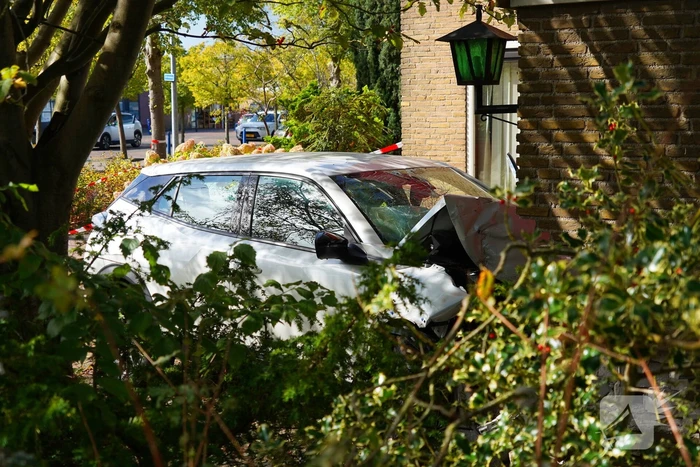 Automobilist rijdt tegen garage muur