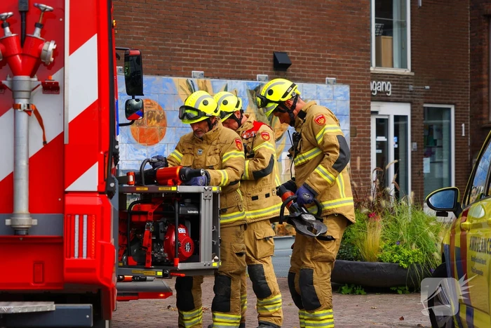 Automobilist rijdt tegen garage muur