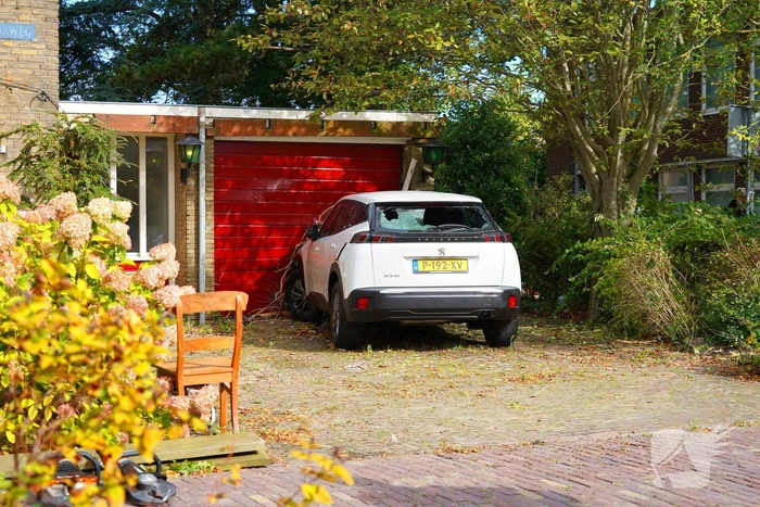 Automobilist rijdt tegen garage muur