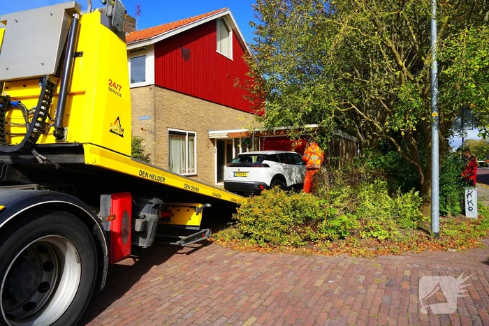Automobilist rijdt tegen garage muur