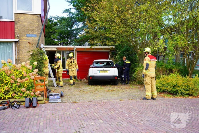 Automobilist rijdt tegen garage muur